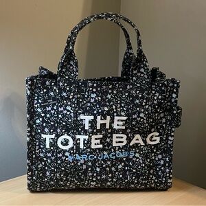 THE MARC JACOBS Canvas Small Tote Bag Black
The Ditsy Floral